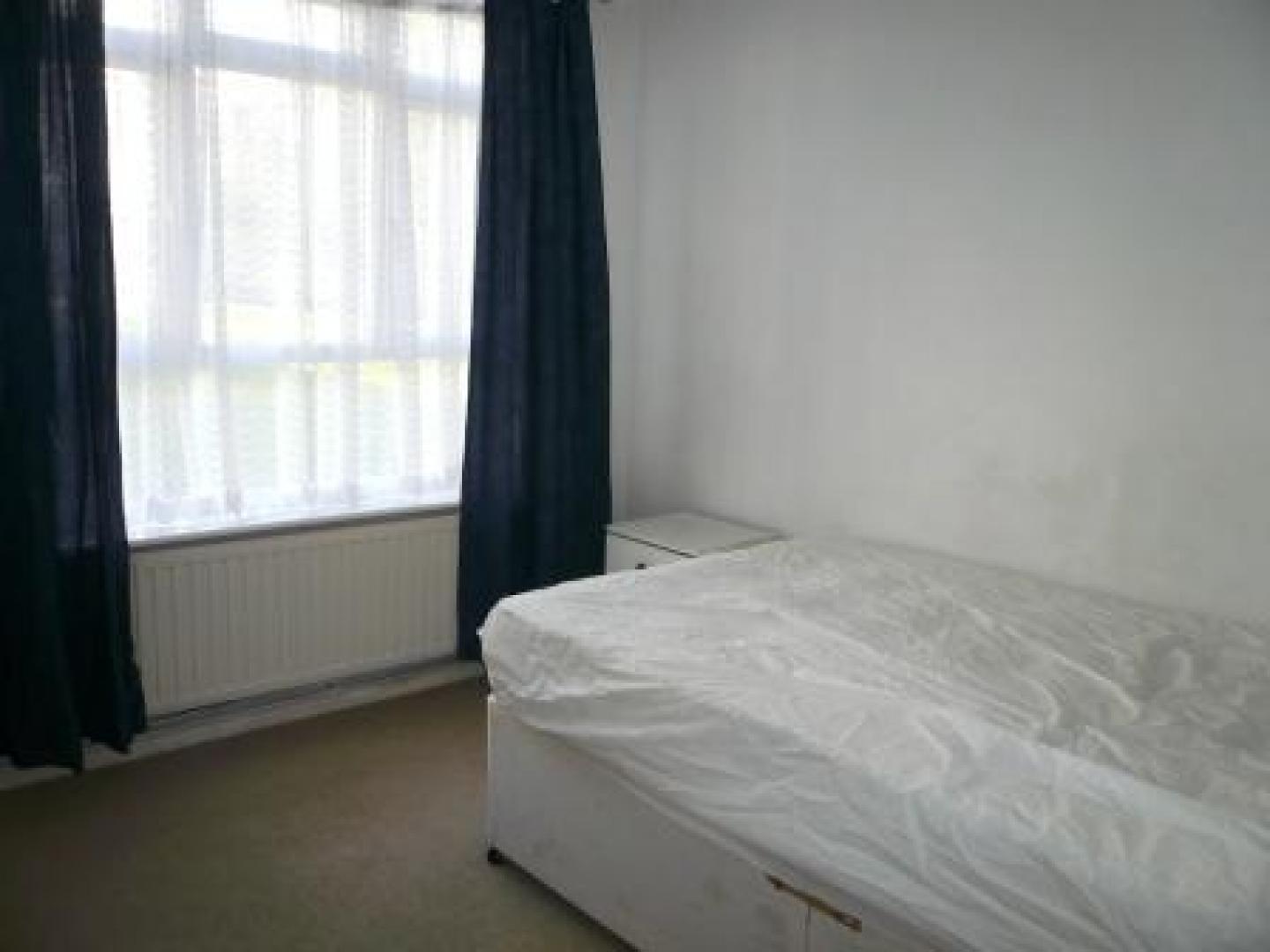			2 Bedroom, 1 bath, 1 reception Flat			 Hermitage Lane, GOLDERS GREEN/HAMPSTEAD HEATH